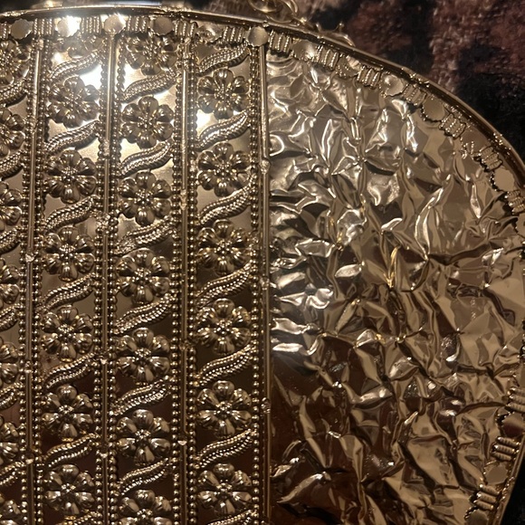 Ramla La Perle Handmade in Morocco Mother of Pearl and Brass clutch with chain - Picture 8 of 16